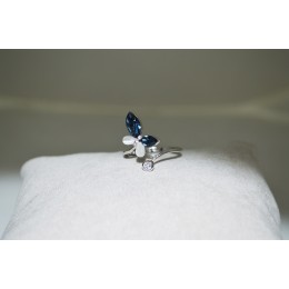 خاتم باللون الفضي على شكل فراشة